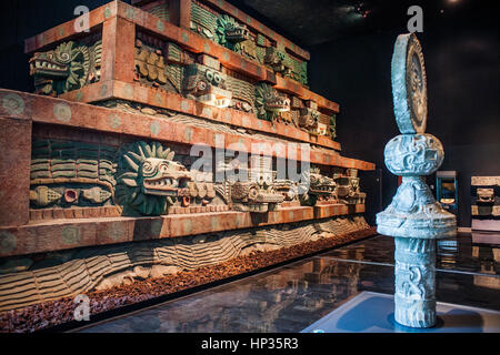 Replik, `Piramide de la serpiente emplumada´, Pyramide der Gefiederten Schlange, oder Schlange, aus Teotihuacan, Nationalmuseum Anthropologie. Mexiko-Stadt. Stockfoto